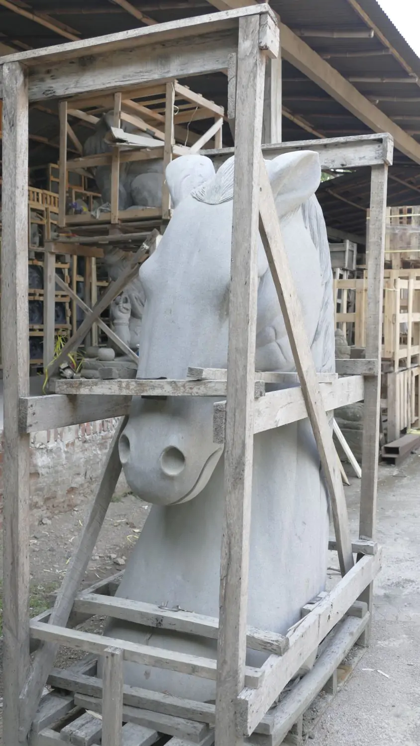  Product image 6 of the product “Head of a Horse made from Riverstone, looking down. 195cm Height. ”